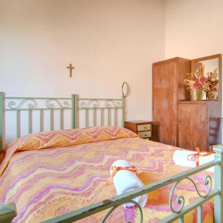 Hébergement de vacances Luxurious Framhouse In Castiglione Del Lago With Swimming Pool