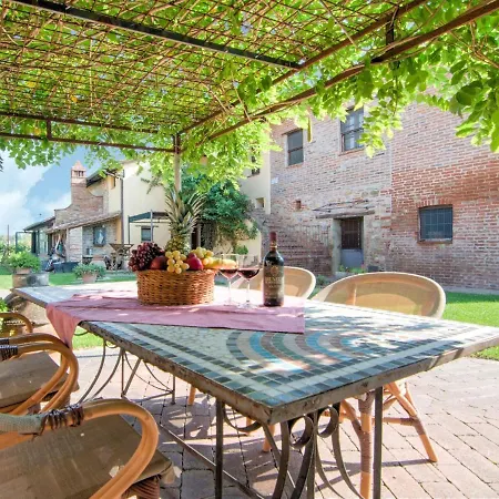 Hébergement de vacances Luxurious Framhouse In Castiglione Del Lago With Swimming Pool *